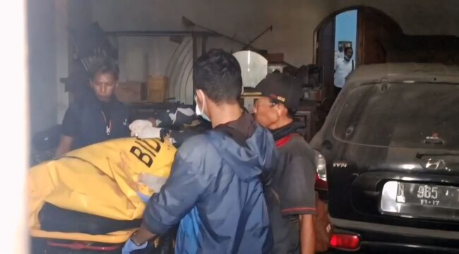 Evakuasi korban pembunuhan di Gempol, Kabupaten Pasuruan 