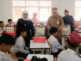 PANTAU: Gubernur Jatim, Khofifah Indar Parawansa didampingi Wali Kota Probolinggo, dr. Aminuddin saat meninjau hari pertama Sekolah Rakyat, Senin (14/7/25) siang. (Kominfo Prov. Jatim).
