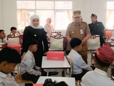 PANTAU: Gubernur Jatim, Khofifah Indar Parawansa didampingi Wali Kota Probolinggo, dr. Aminuddin saat meninjau hari pertama Sekolah Rakyat, Senin (14/7/25) siang. (Kominfo Prov. Jatim).
