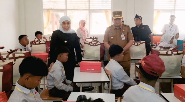 PANTAU: Gubernur Jatim, Khofifah Indar Parawansa didampingi Wali Kota Probolinggo, dr. Aminuddin saat meninjau hari pertama Sekolah Rakyat, Senin (14/7/25) siang. (Kominfo Prov. Jatim).
