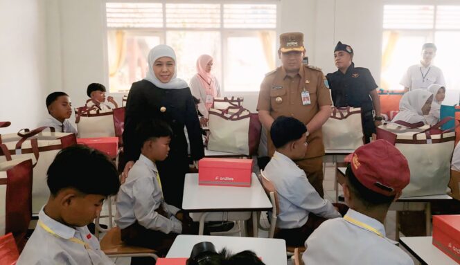 
					PANTAU: Gubernur Jatim, Khofifah Indar Parawansa didampingi Wali Kota Probolinggo, dr. Aminuddin saat meninjau hari pertama Sekolah Rakyat, Senin (14/7/25) siang. (Kominfo Prov. Jatim).
