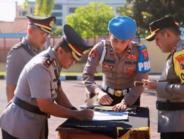SERTIJAB: Kapolres Probolinggo, AKBP M. Wahyudin Latif, memimpin sertijab sejumlah pejabat di Mapolres Probolinggo. (foto: Bag. Humas Polres Probolinggo). 
