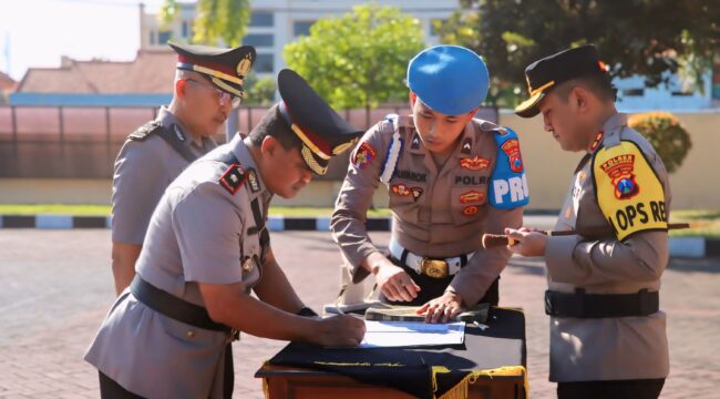 SERTIJAB: Kapolres Probolinggo, AKBP M. Wahyudin Latif, memimpin sertijab sejumlah pejabat di Mapolres Probolinggo. (foto: Bag. Humas Polres Probolinggo). 
