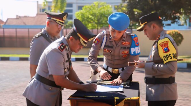 
					SERTIJAB: Kapolres Probolinggo, AKBP M. Wahyudin Latif, memimpin sertijab sejumlah pejabat di Mapolres Probolinggo. (foto: Bag. Humas Polres Probolinggo). 
