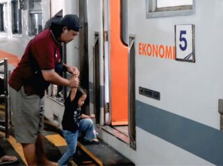NAIK KA: Penumpang sedang melakukan cetak tiket infant dan boarding di kawasan Daop 9 Jember. (Foto: Humas KAI Daop 9 Jember). 
