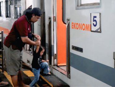 NAIK KA: Penumpang sedang melakukan cetak tiket infant dan boarding di kawasan Daop 9 Jember. (Foto: Humas KAI Daop 9 Jember). 
