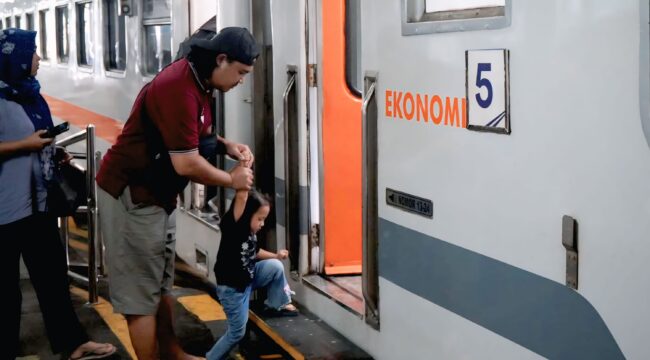 NAIK KA: Penumpang sedang melakukan cetak tiket infant dan boarding di kawasan Daop 9 Jember. (Foto: Humas KAI Daop 9 Jember). 

