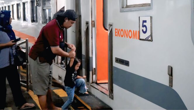 
					NAIK KA: Penumpang sedang melakukan cetak tiket infant dan boarding di kawasan Daop 9 Jember. (Foto: Humas KAI Daop 9 Jember). 
