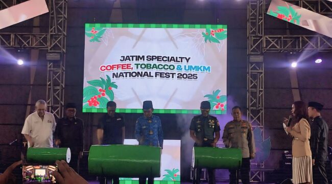 DIBUKA: Bupati Jember, Muhammad Fawait, saat membuka Festival Kopi dan Tembakau Nusantara 2025. (Foto: Istimewa).