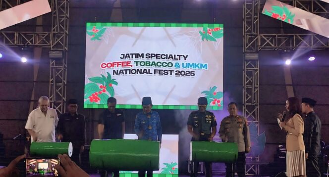 
					DIBUKA: Bupati Jember, Muhammad Fawait, saat membuka Festival Kopi dan Tembakau Nusantara 2025. (Foto: Istimewa).
