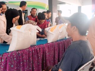 DISTRIBUSI: Warga antre untuk menerima bantuan beras di kantor Kelurahan Kebonsari, Kecamatan Sumbersari, Kabupaten Jember  Kamis (17/7/25) siang. (Foto: M. Abd Rozaq Mubarok) 