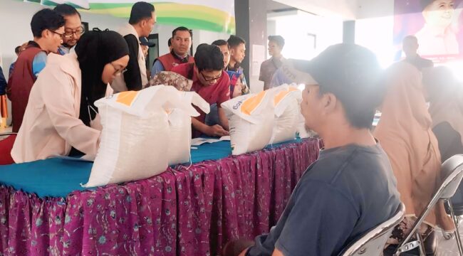 DISTRIBUSI: Warga antre untuk menerima bantuan beras di kantor Kelurahan Kebonsari, Kecamatan Sumbersari, Kabupaten Jember  Kamis (17/7/25) siang. (Foto: M. Abd Rozaq Mubarok) 