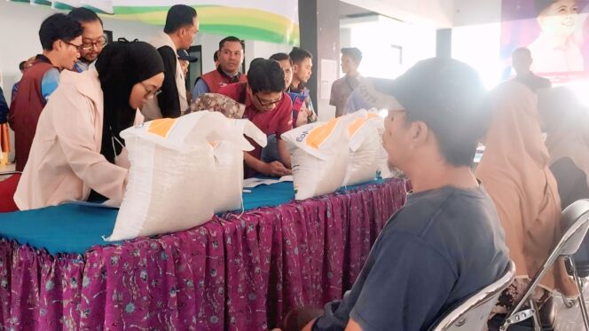 
					DISTRIBUSI: Warga antre untuk menerima bantuan beras di kantor Kelurahan Kebonsari, Kecamatan Sumbersari, Kabupaten Jember  Kamis (17/7/25) siang. (Foto: M. Abd Rozaq Mubarok) 