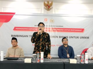 BIMTEK: Anggota Komisi X DPR-RI, Muhammad Hilman Mufidi saat memberikan Bimbingan Teknis Manajemen Bisnis Berbasis Riset bagi pelaku UMKM Kota Kraksaan, Kabupaten Probolinggo, Kamis (17/7/2025) siang. (foto: Moch. Rochim).