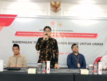 BIMTEK: Anggota Komisi X DPR-RI, Muhammad Hilman Mufidi saat memberikan Bimbingan Teknis Manajemen Bisnis Berbasis Riset bagi pelaku UMKM Kota Kraksaan, Kabupaten Probolinggo, Kamis (17/7/2025) siang. (foto: Moch. Rochim).