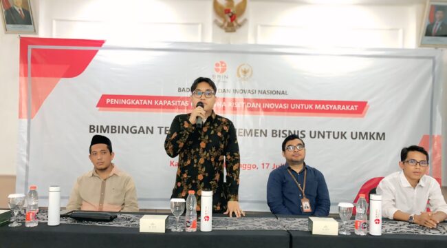 BIMTEK: Anggota Komisi X DPR-RI, Muhammad Hilman Mufidi saat memberikan Bimbingan Teknis Manajemen Bisnis Berbasis Riset bagi pelaku UMKM Kota Kraksaan, Kabupaten Probolinggo, Kamis (17/7/2025) siang. (foto: Moch. Rochim).