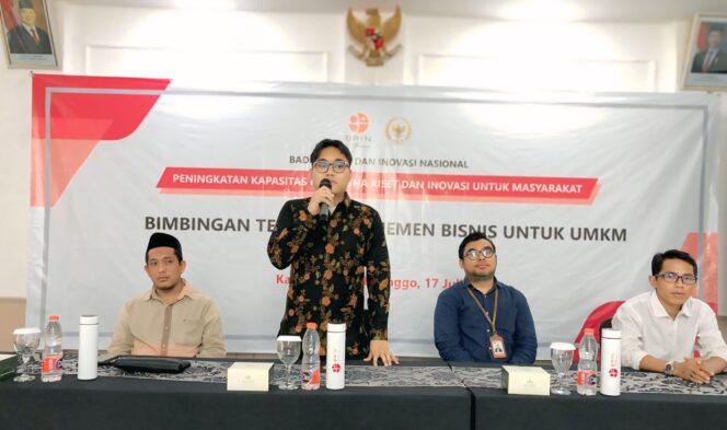 
					BIMTEK: Anggota Komisi X DPR-RI, Muhammad Hilman Mufidi saat memberikan Bimbingan Teknis Manajemen Bisnis Berbasis Riset bagi pelaku UMKM Kota Kraksaan, Kabupaten Probolinggo, Kamis (17/7/2025) siang. (foto: Moch. Rochim).