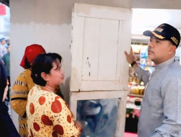 RESPONSIF: Bupati Probolinggo, Gus dr. Mohammad Haris (bertopi) saat meninjau langsung wilayah terdampak gempa di Kecamatan Tiris, Sabtu (19/7/15) petang. (foto: Istimewa).
