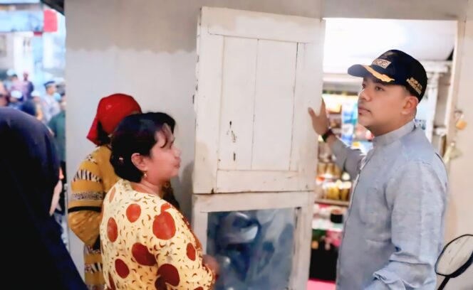 
					RESPONSIF: Bupati Probolinggo, Gus dr. Mohammad Haris (bertopi) saat meninjau langsung wilayah terdampak gempa di Kecamatan Tiris, Sabtu (19/7/15) petang. (foto: Istimewa).
