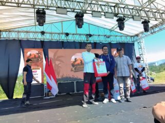 Wabup Yudha menyerahkan hadiah bagi pemenang Lomba Fotografi (Foto: Asmadi).
