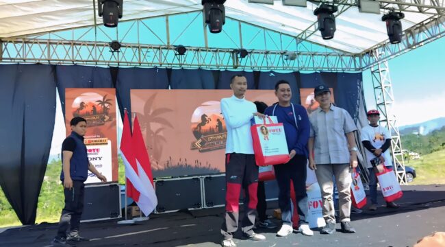 Wabup Yudha menyerahkan hadiah bagi pemenang Lomba Fotografi (Foto: Asmadi).
