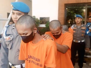 Tiga tersangka pembunuhan Samsuri Eko Suharto digiring petugas saat rilis kasus di Mapolres Pasuruan.