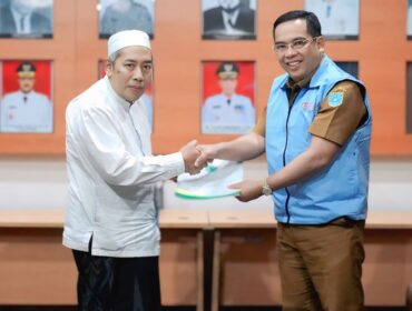 REKOMENDASI: Ketua Umum MUI Kota Probolinggo KH. M. Sulthon  saat menyerahkan rekomendasi ke Wali Kota Probolinggo, dr. Aminuddin. (foto: istimewa)
