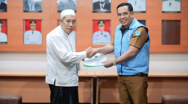 REKOMENDASI: Ketua Umum MUI Kota Probolinggo KH. M. Sulthon  saat menyerahkan rekomendasi ke Wali Kota Probolinggo, dr. Aminuddin. (foto: istimewa)
