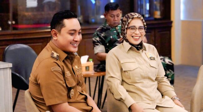Ketua DPRD Lumajang, Oktafiani bersama
Wabup Yudha Adji Kusuma.
(Foto: Istimewa.