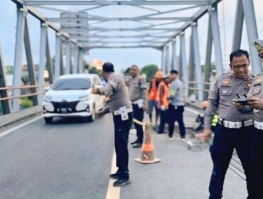 Satlantas Polres Probolinggo saat mengatur arus lalu lintas saat perbaikan Jembatan Pajarakan beberapa waktu lalu.
