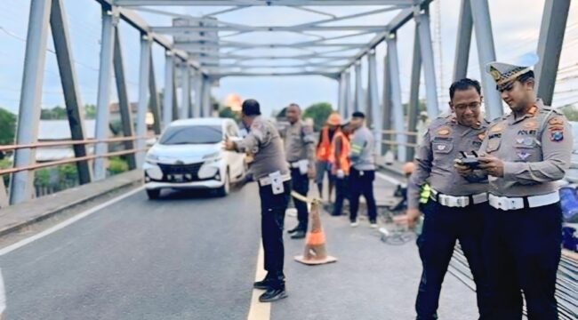 Satlantas Polres Probolinggo saat mengatur arus lalu lintas saat perbaikan Jembatan Pajarakan beberapa waktu lalu.