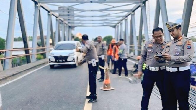 
					Satlantas Polres Probolinggo saat mengatur arus lalu lintas saat perbaikan Jembatan Pajarakan beberapa waktu lalu.