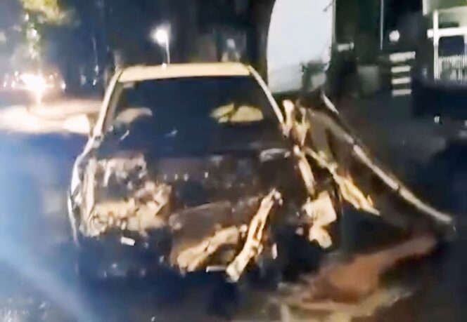 
					Honda HRV ringsek pasca bertabrakan dengan truk di Lumajang. (Foto: tangkapan layar).