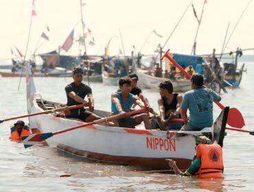 Aksi para pendayung di tengah laut dalam Lomba Dayung Walikota Cup 2025.
