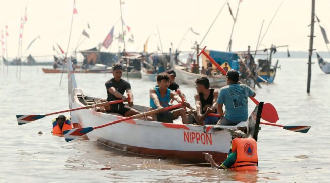 Aksi para pendayung di tengah laut dalam Lomba Dayung Walikota Cup 2025.
