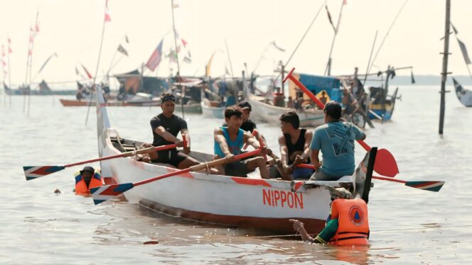 
					Aksi para pendayung di tengah laut dalam Lomba Dayung Walikota Cup 2025.
