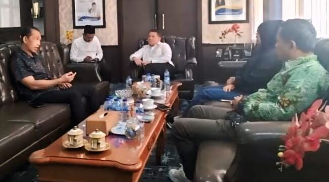 Pimpinan DPRD Lumajang saat bertemu Kanwil BPN Jatim. (Foto Istimewa)