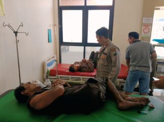 Dua terduga pelaku curanmor saat menjalani perawatan medis di Puskesmas Kraton usai diamuk massa