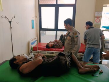 Dua terduga pelaku curanmor saat menjalani perawatan medis di Puskesmas Kraton usai diamuk massa