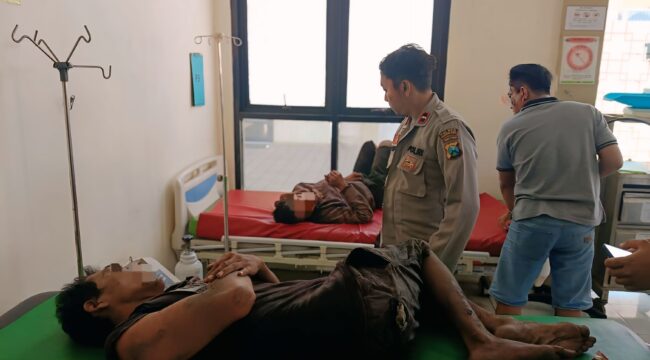 Dua terduga pelaku curanmor saat menjalani perawatan medis di Puskesmas Kraton usai diamuk massa