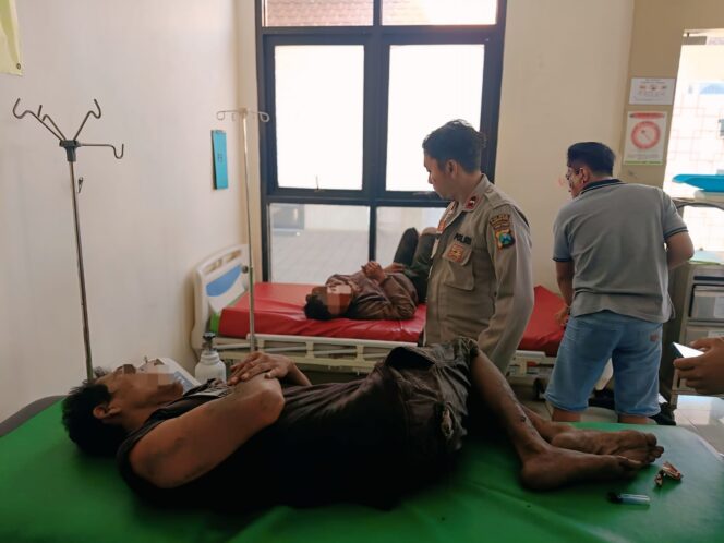 
					Dua terduga pelaku curanmor saat menjalani perawatan medis di Puskesmas Kraton usai diamuk massa