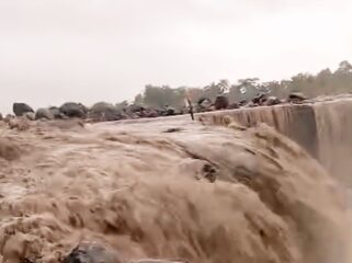 Banjir lahar dingin Gunung Semeru menjadi halangan bagi anak-anak Desa Sumberlangsep untuk bersekolah. (Goto: tangkapan layar).