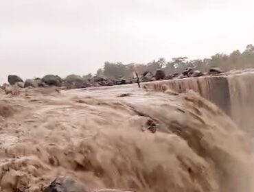 Banjir lahar dingin Gunung Semeru menjadi halangan bagi anak-anak Desa Sumberlangsep untuk bersekolah. (Goto: tangkapan layar).