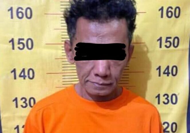 
					Tersangka MJ (56) warga Dusun Betro, Desa Wonosunyo, Kecamatan Gempol, Kabupaten Pasuruan 
