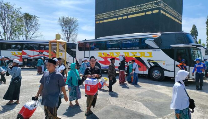 
					PULANG: Suasana kepulangan jamaah haji Kabupaten Probolinggo pada tahun lalu. (foto: Ali Ya'lu).
