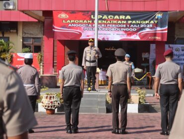 NAIK PANGKAT: Kapolres Probolinggo, AKBP Wisnu Wardana, saat memimpin upacara kenaikan pangkat anggotanya di Mapolres Probolinggo. (foto: Bag. Humas Polres Probolinggo).