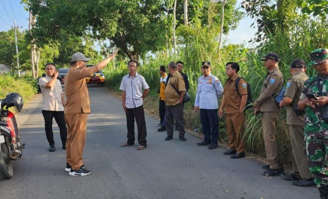 
					SURVEY: Dishub, Komisi III DPRD Kabupaten Probolinggo, Polres Probolinggo Kota, dan pemerintah desa saat survey lokasi pemasangan portal jalan di Tongas. (foto: istimewa)