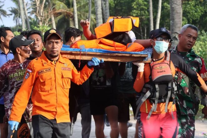 
					Saat evakuasi korban KMP Tunu Pratama Jaya (Foto: Istimewa).