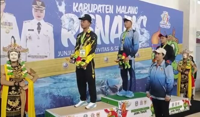 
					RAIH EMAS: Atlet Aquatik Kota Probolinggo usai menerima medali emas pada ajang Porprov Jatim 2025. (foto: istimewa)