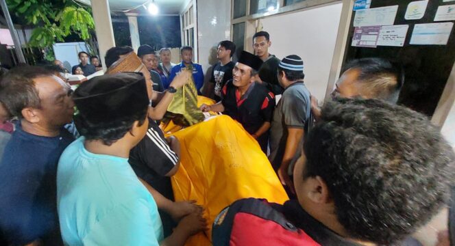 
					BERDUKA: Jenazah Anang Suryoni, saat tiba di rumah duka di Kelurahan Mangunharjo, Kec. Mayangan, Kota Probolinggo, yang disambut tangis histeris keluarga. (foto: Hafiz Rozani).
